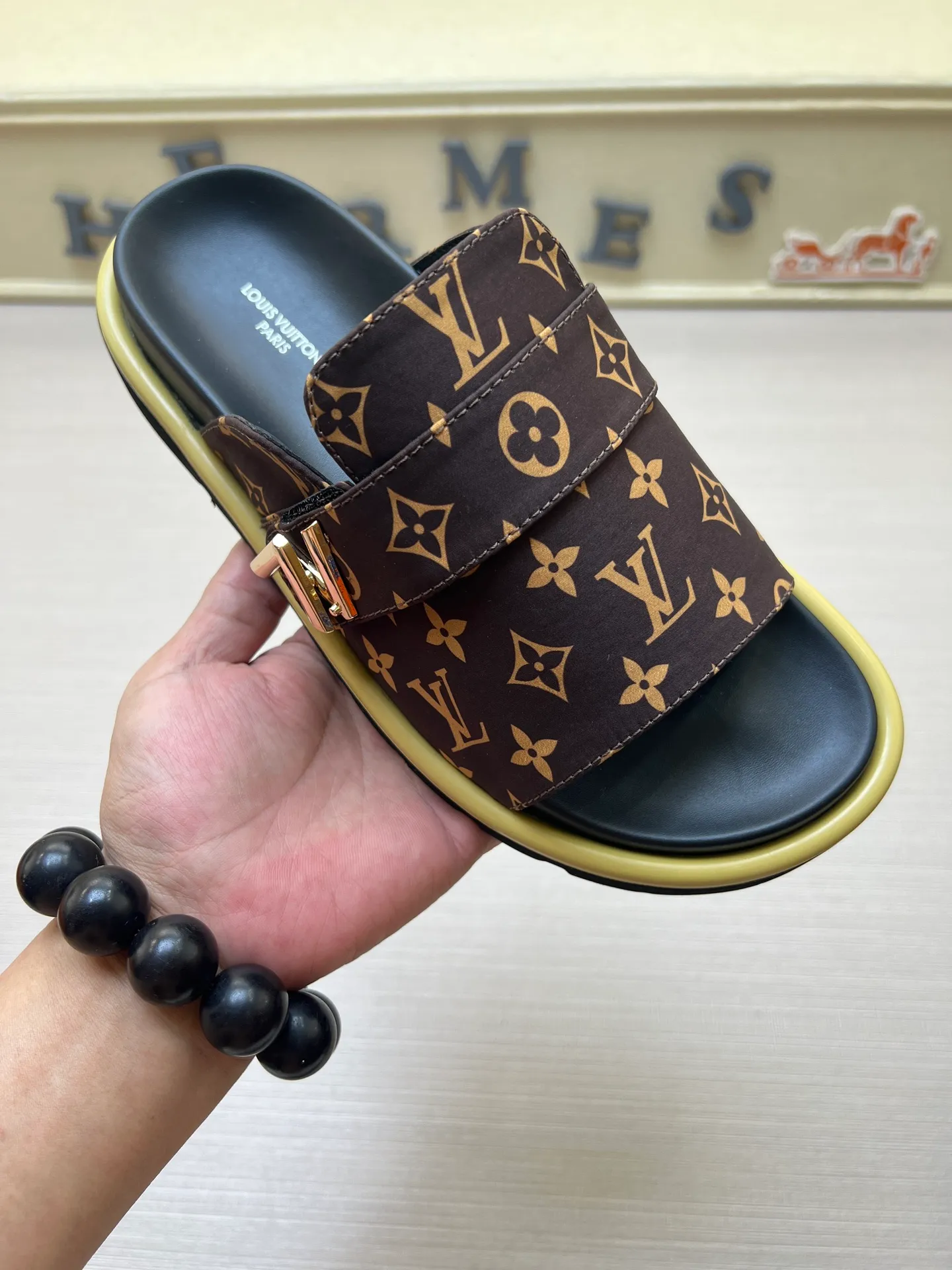 Factory price: 360💰【LOUIS VUITTON】Louis Vuitton, LV printing, men's and women's slippers are on the market, drawer box packaging with cloth bag, card, the upper pattern looks very soft and waxy, super versatile leg slimming artifact. Fabric: imported denim/canvas/old fabric, LV hardware LOGO, official website pattern printing, comfortable to wear, foot pads: high elastic men's shoes💰U water table. Sole: foam sole, heel height: about 5cm. Code number: 35-46, 35, 45, 46 are custom-made and non-returnable. Color: multiple colors and styles available.